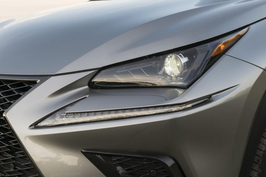 Детали экстерьера Lexus NX300 F-Sport 2017 года  (NA) (фото 6 из 41)